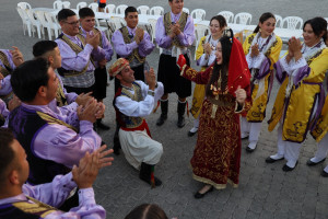 KIBRIS KÜLTÜRÜNE HAYRAN KALDILAR 6 ÜLKE DANSÇILARI GELENEKSEL KIBRIS TÜRK GECESİNİ DİKKATLE İZLEDİ